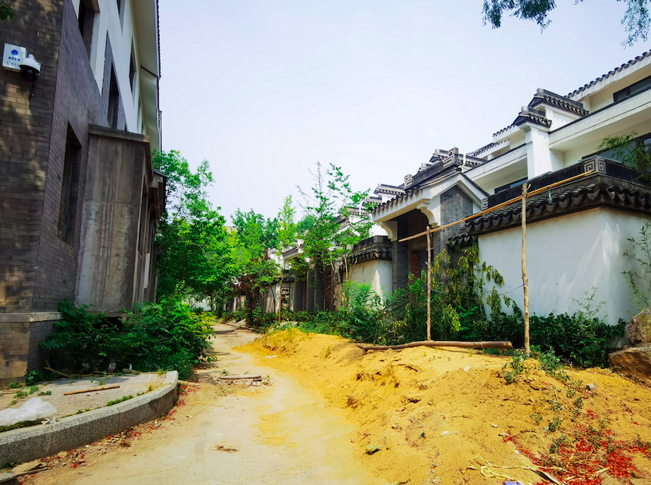 石家庄“地王”项目烂尾近10年：集资房变别墅后又被“一房多卖”，有钱也住不进去