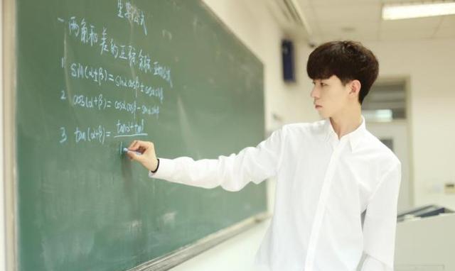 大学老师工资曝光，收入远超小学老师，难怪名校生挤破脑袋也要去