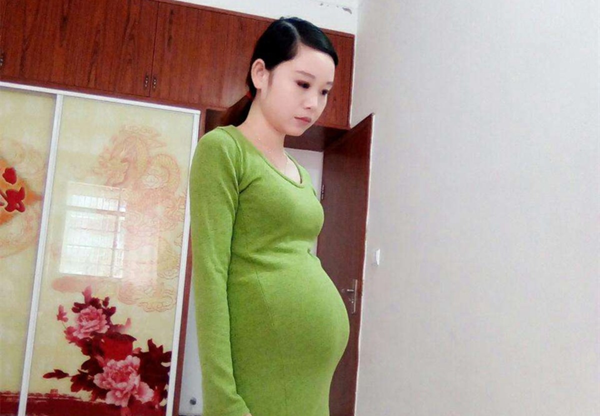 孕妇肚脐凸起图片
