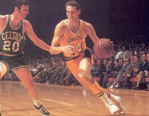 nba为什么空中挂的队衣（斯台普斯的上空悬挂多少退役球衣？詹皇的23号有机会挂上去吗？）