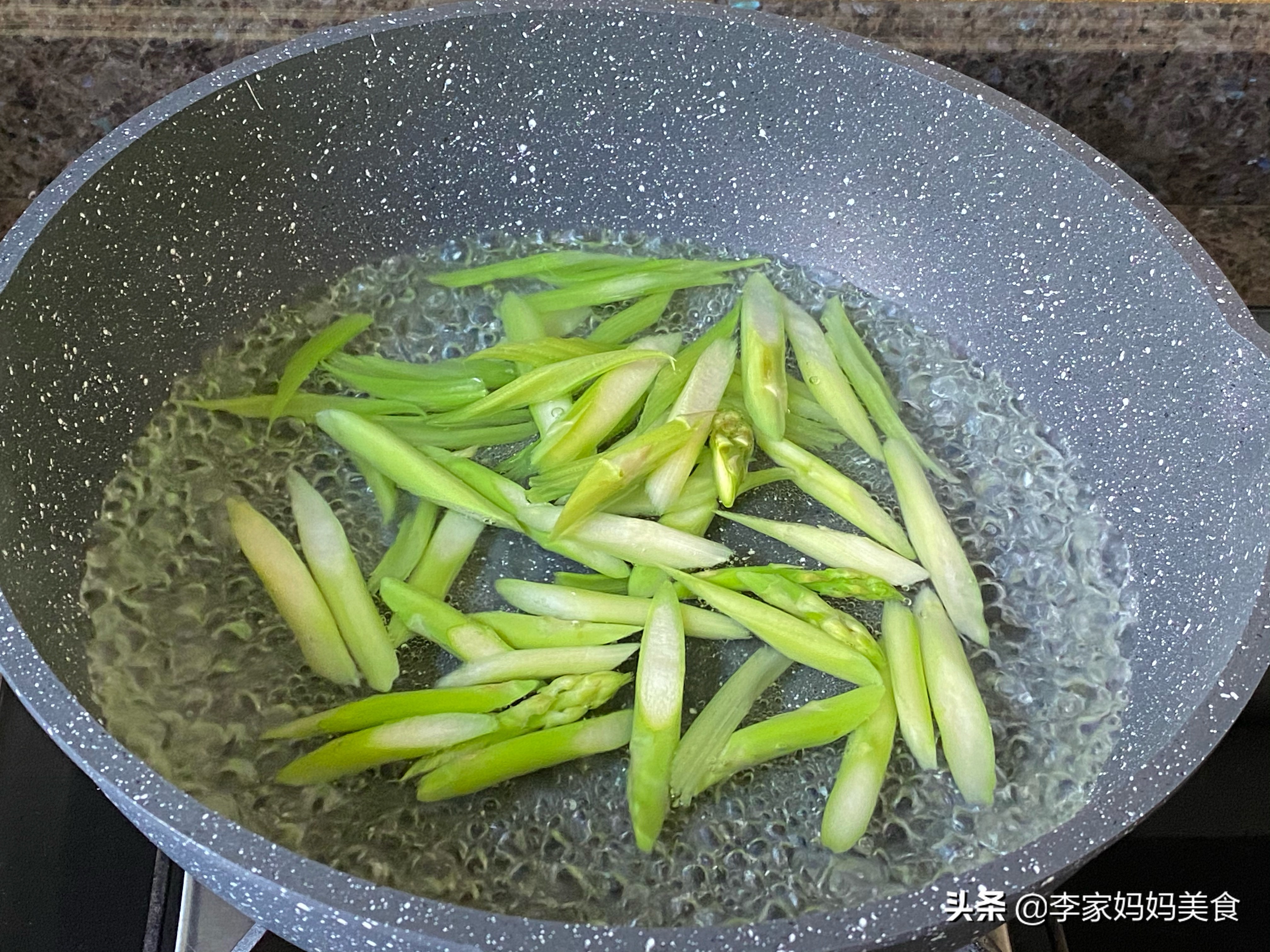 秋天，菜市场碰到这种海鲜别错过，好吃不贵营养足，全家都爱吃