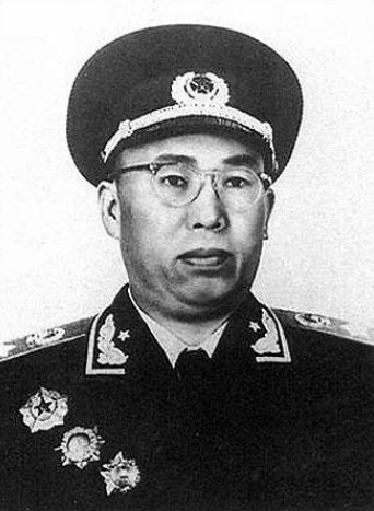 “雷公爷”刘亚楼顶撞毛泽东，毛主席却说：他说了算吧，我管不了