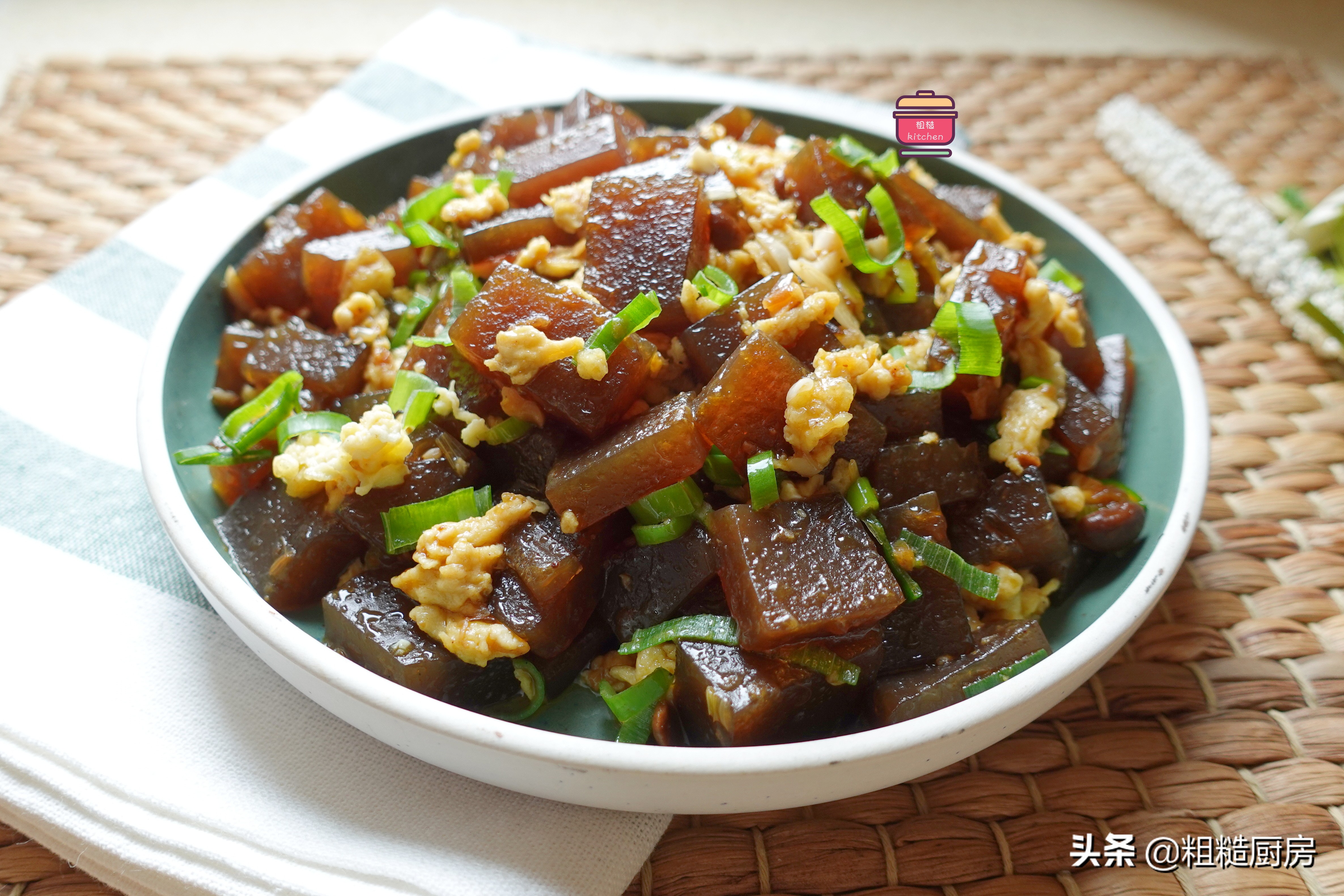 天热胃口差,给家人炒盘橡子凉粉,爽口不油腻,酱香浓郁太馋人