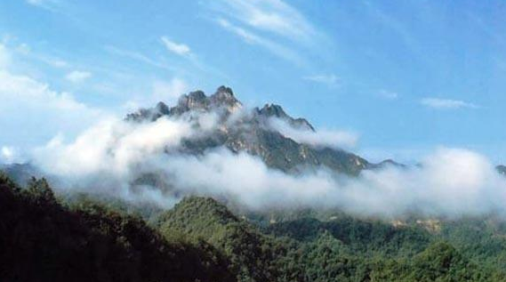 鞍山海城白云山，景色优美，值得一去