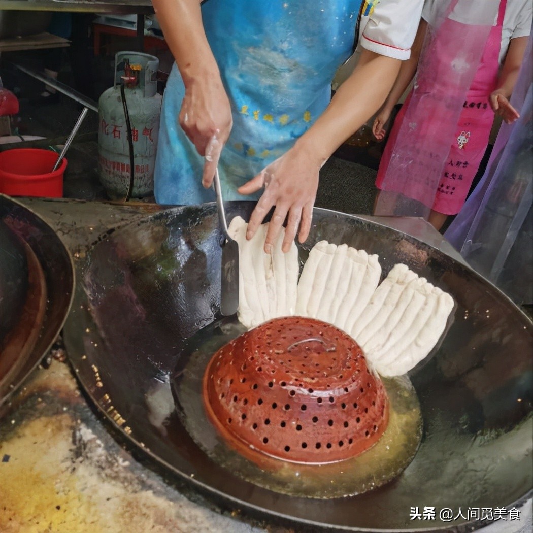 汉中没有招牌名字的早餐店，1.5元1个出锅就抢光，外地人却吃不惯