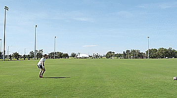 怎样学足球我是新手（五个初学者必会的足球基本技巧）