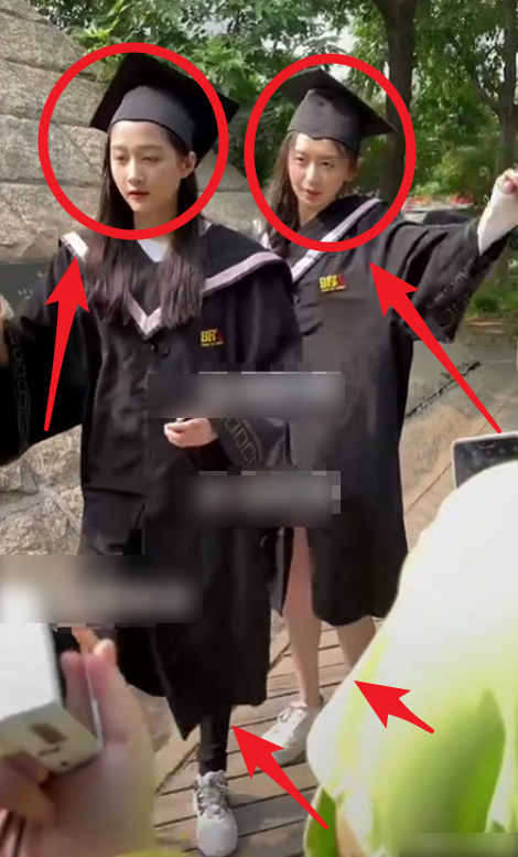 关晓彤回校拍毕业照，同学们随手一拍，生图下尽显真实颜值