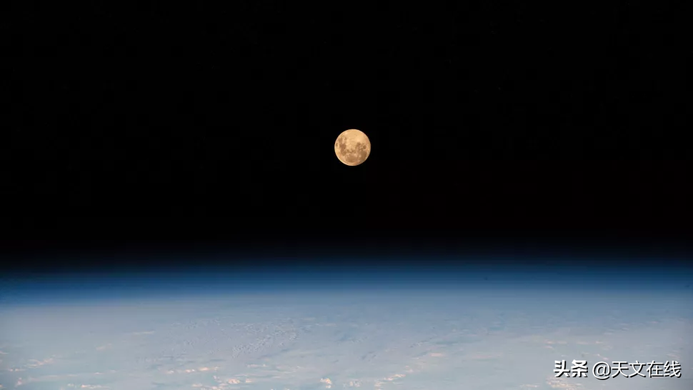 超级月亮图片真实(这些照片，定格了2021年“超级粉红月亮”的震撼，快来一睹风采吧)