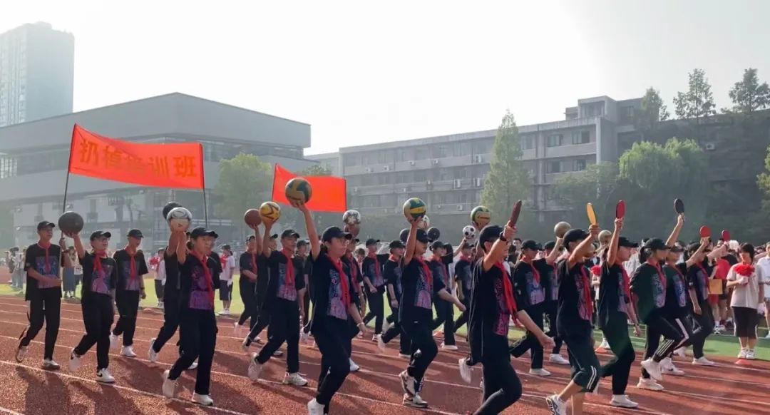 扔掉辅导班，捡起运动拍！中学校运会上，学生喊出霸气口号