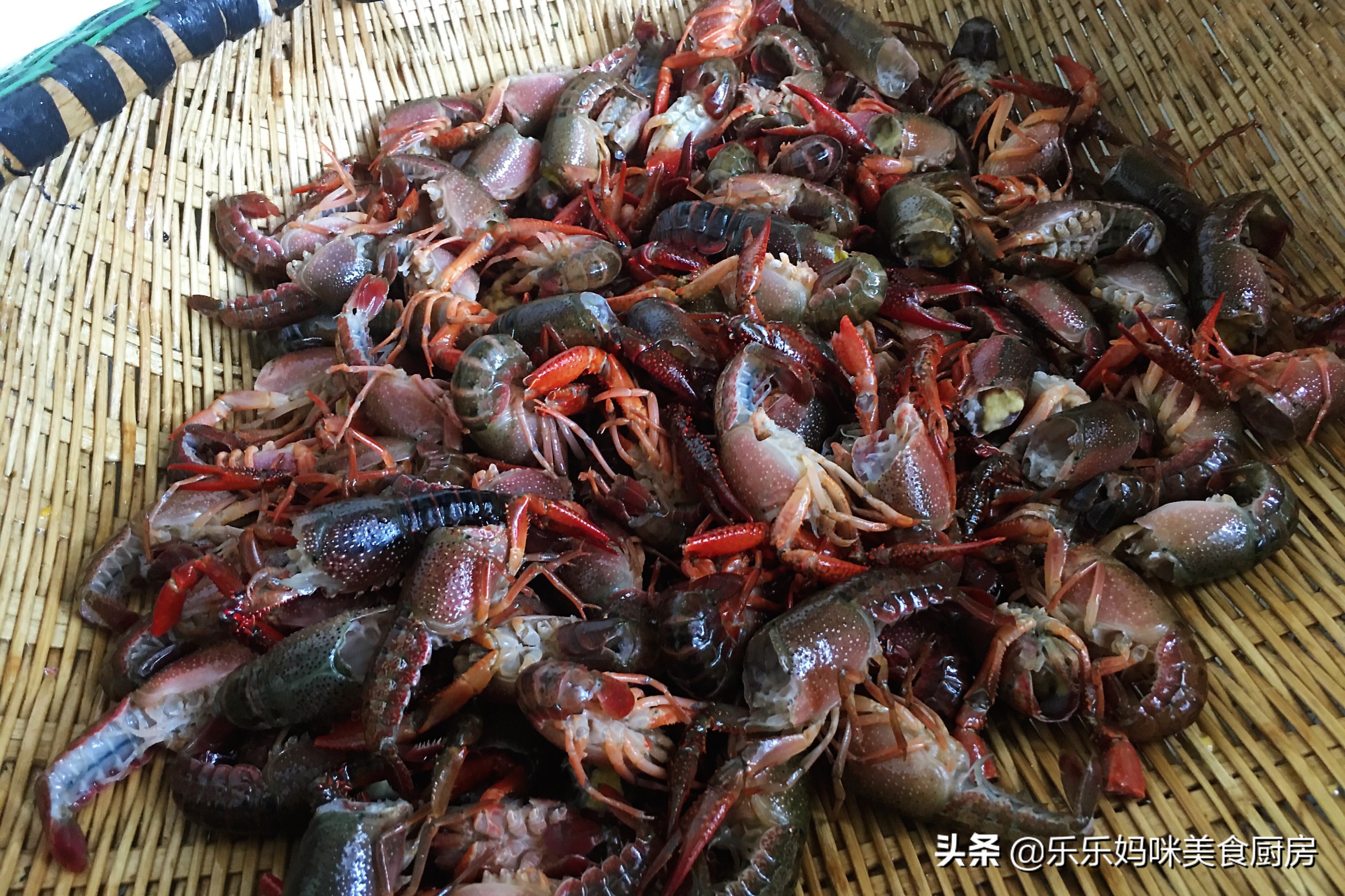 5月小龙虾正肥美，20块钱一斤，搭配鹌鹑蛋一起炒，好吃又实惠