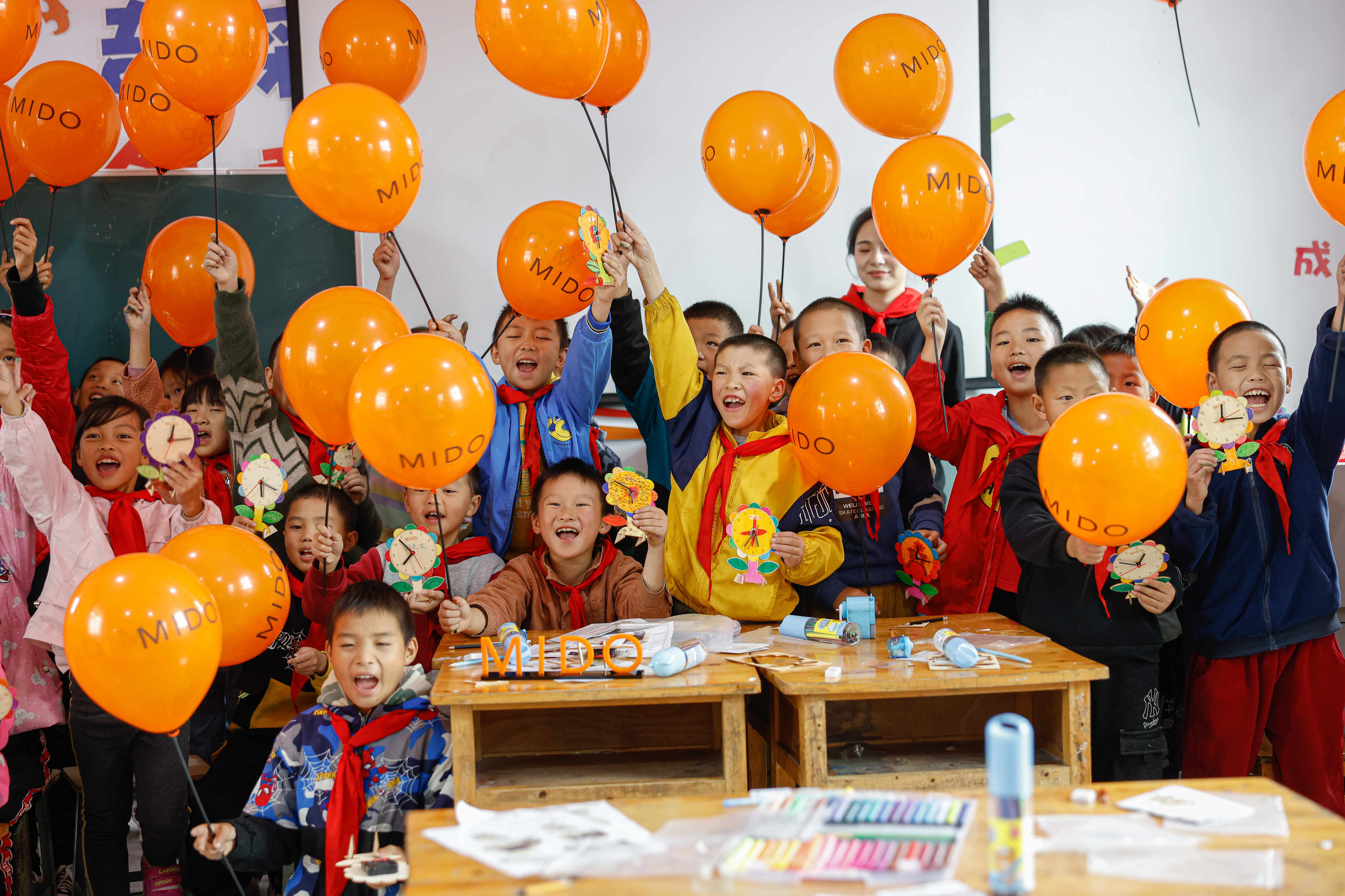 为梦想助力！瑞士美度表慈善公益行走进重庆武隆