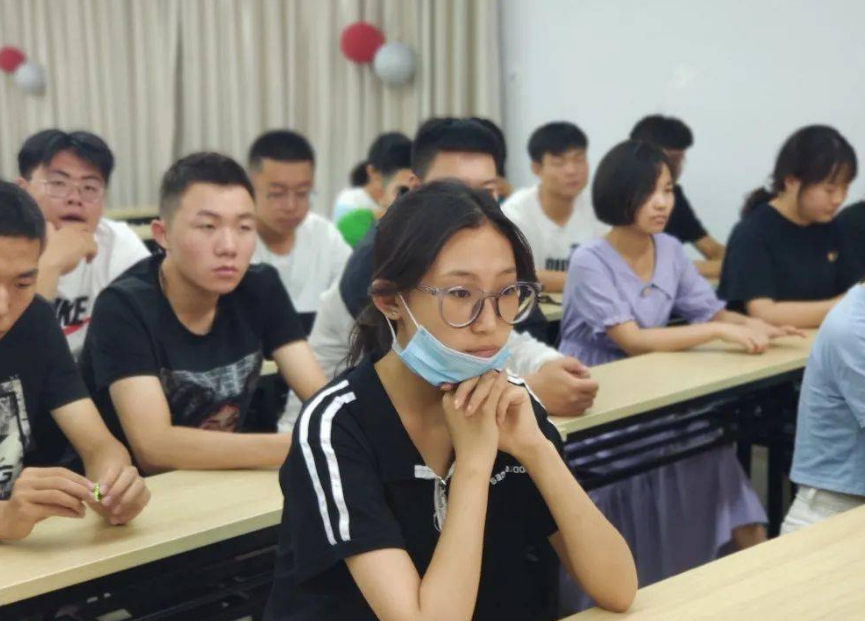 2021高考题目有多难？表情看出一切，回答让人心疼：考了个寂寞