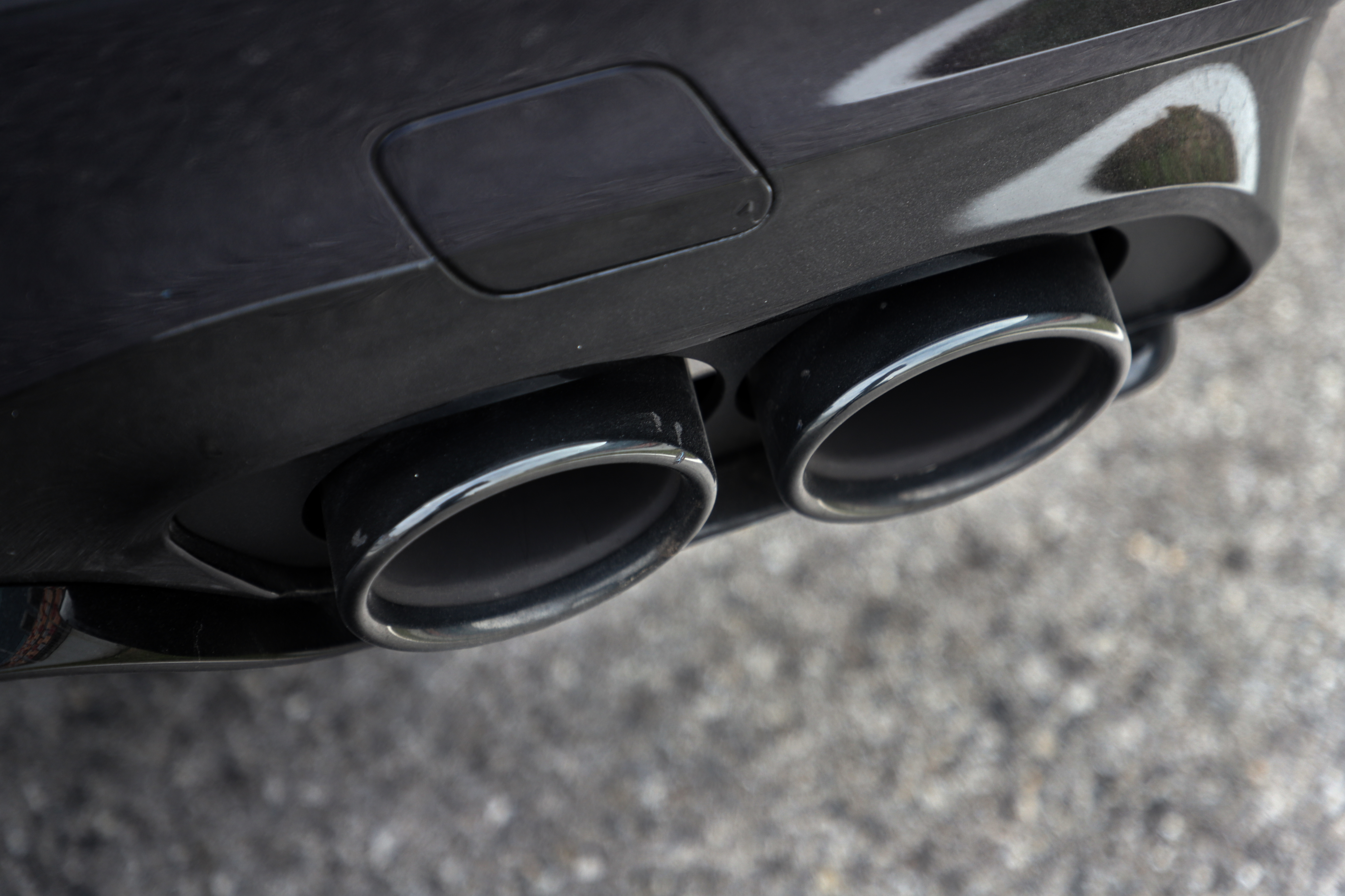 AMG E级双车评测：同门不同命，直6凭何挑战V8？