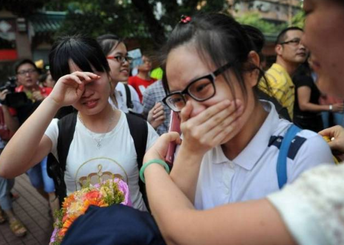 2021高考分数线公布，文理相差近百分，文科生：想考本科太难了