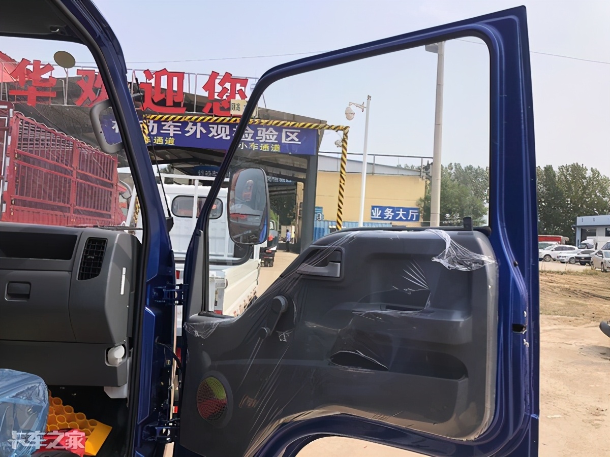 狭窄街道运输优势明显，实拍时代金刚轻型渣土车