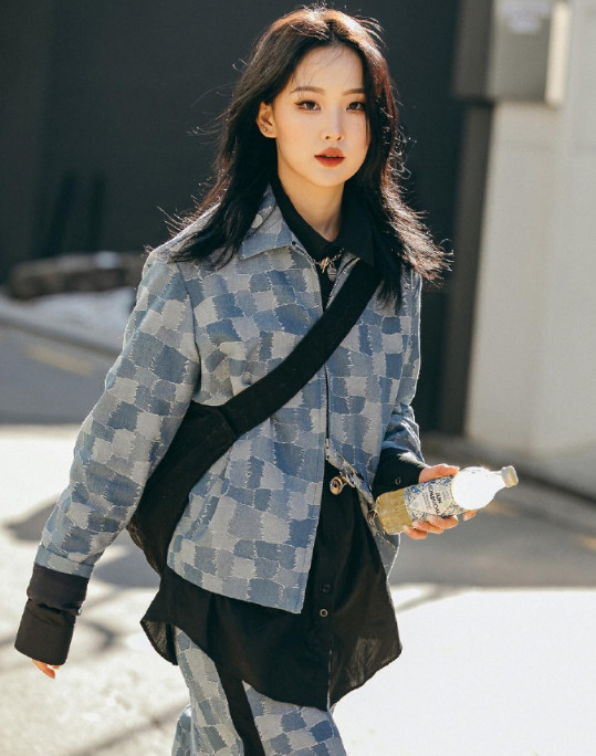 韩国姐姐又在街上凹造型了！格纹直筒裤超抢眼，大气百搭，被美到