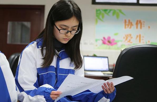 高考生成绩300分被本科录取，通知书拿在手里，学生却笑不出来