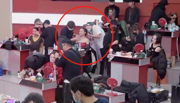 张馨予在男化妆师面前撅屁股，抬手露出一截蛮腰，被批行为不合适