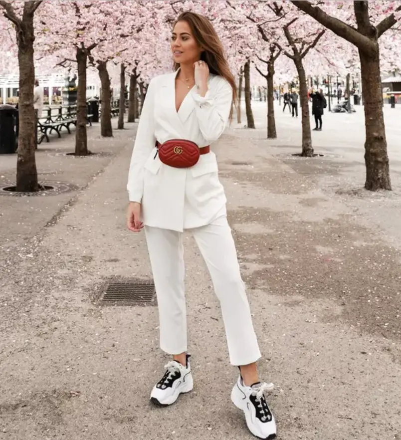 腰包怎么背好看（斜挎包怎么背好看男生）