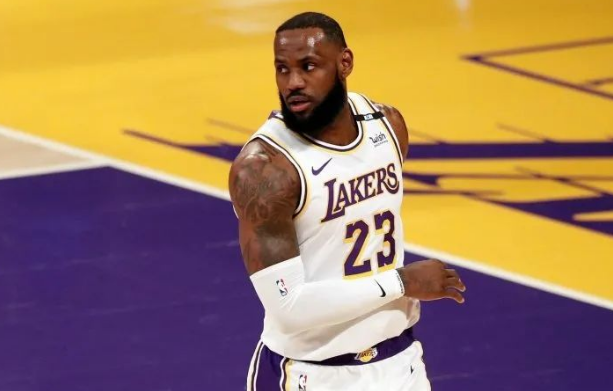 nba为什么23号球衣特殊(NBA身穿23号球衣谁实力最强？坎比垫底 詹皇被一人压制)