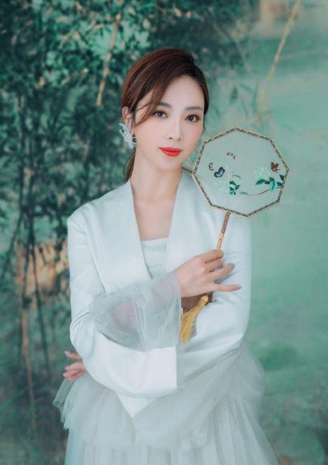 央视主持人李思思晒健身美照,素颜出镜白到发光,筷子腿又细又长