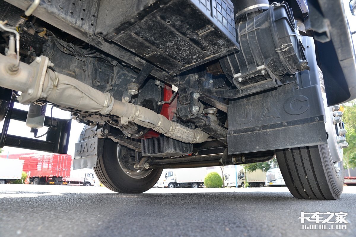 搭载170马力安康国六发动机，实拍5米2江淮骏铃A8载货车