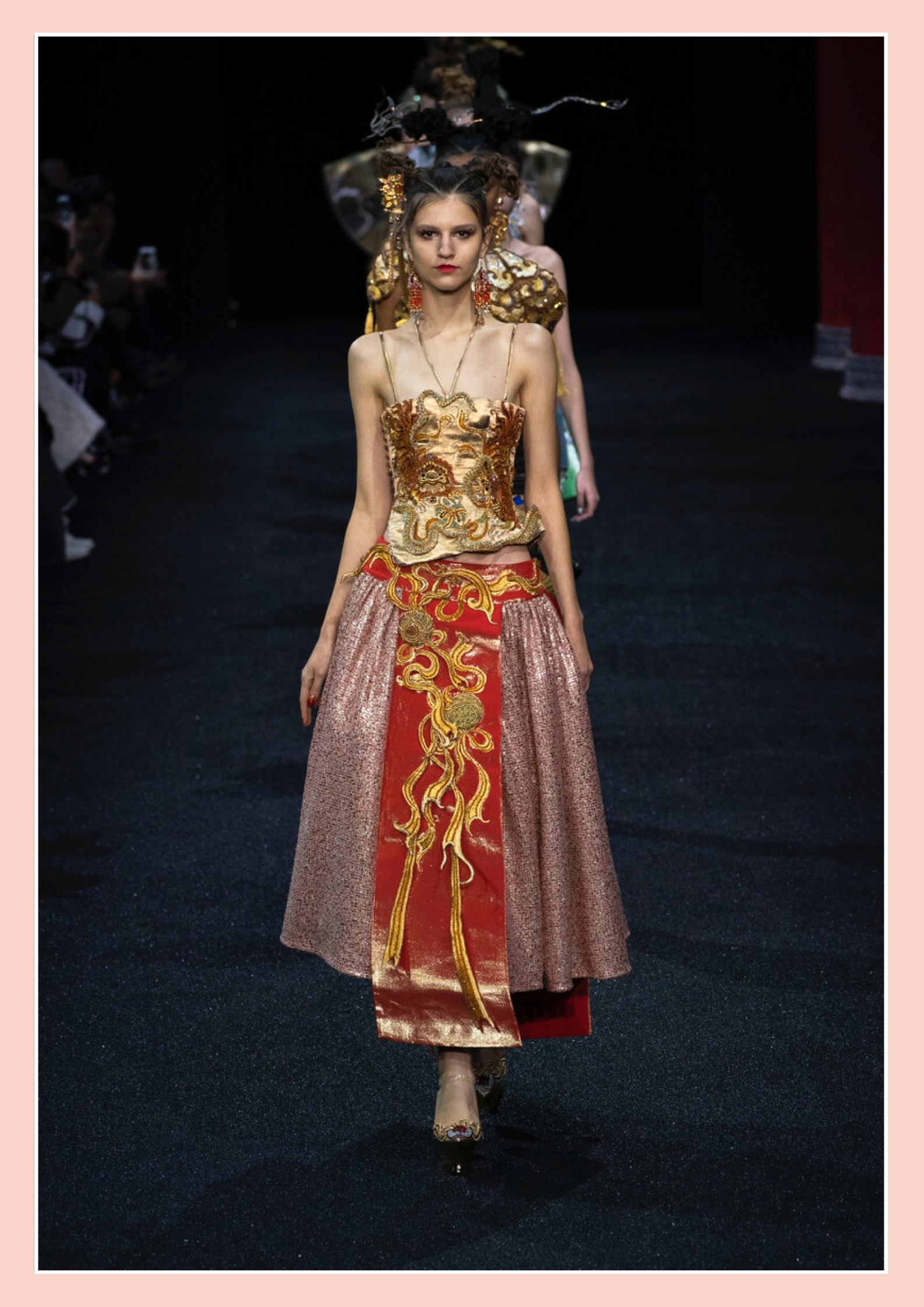 郭培的设计有多高级?央视礼服都出自她手,时尚感与生俱来