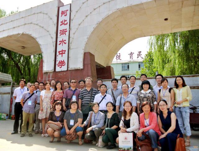 三十年前的垃圾中学，如今逆袭成功，高考清华北大遍地走