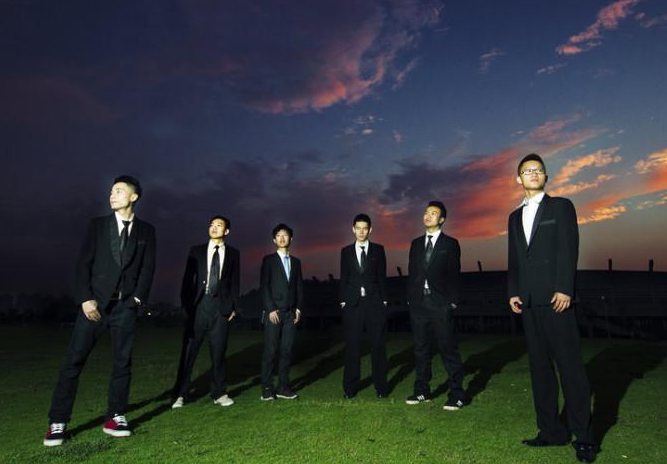 大学生花式秀“毕业照”，画面太美太别致，男同学请C位出道