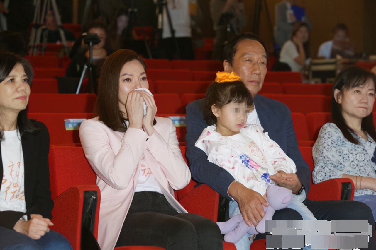 富豪郭台铭为嫩妻曾馨莹庆生，知道老婆不爱钱，每年坚持送玫瑰花
