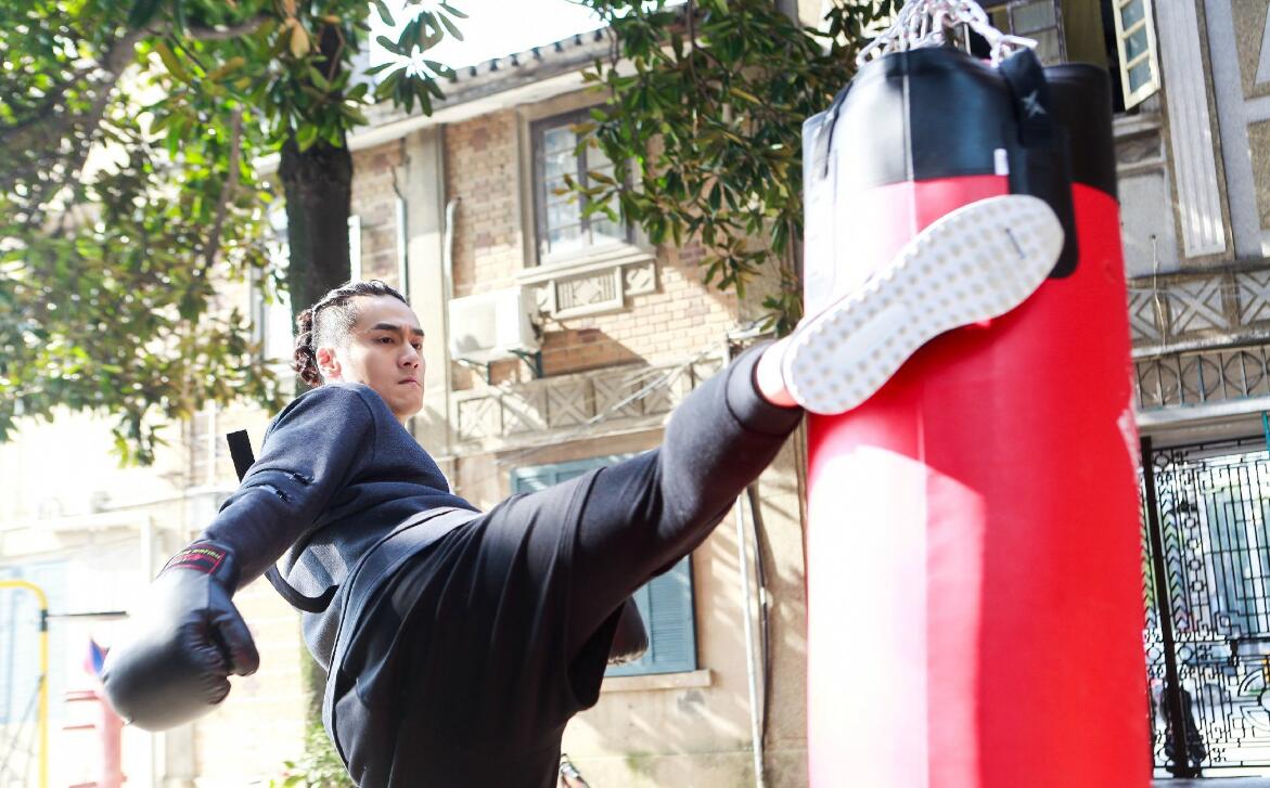 西裤支起大帐篷图片硬汉(好男人就要穿西装,蒋劲夫的"硬汉式穿搭"杀伤