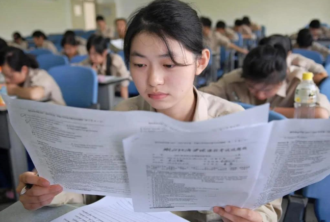 高考迎来好消息，辽宁考生今年高考录取率或将升高，家长很高兴