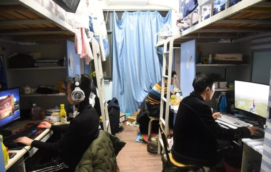 一学院试行“男女混住”，“谜之操作”惹怒家长，出问题谁负责？