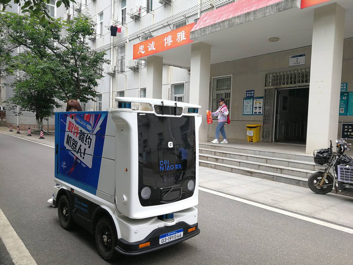 “爱在华师”：露天电影场的台阶结满青苔｜诗歌推荐