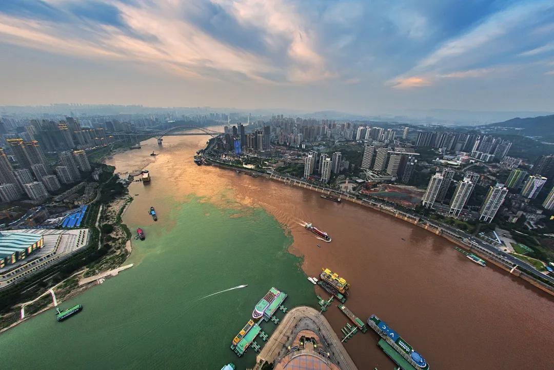 重庆朝天门码头地处长江与嘉陵江两江的交汇处平时两江颜色相差不大但