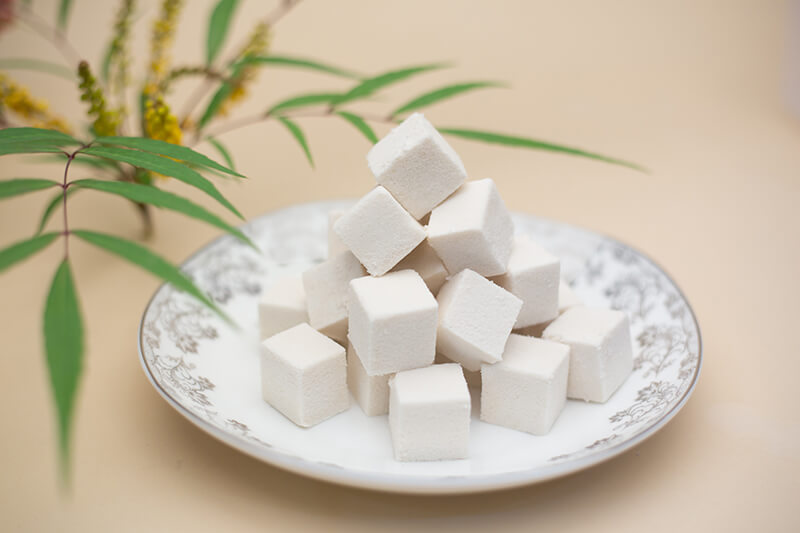 蓬溪姜糕选料讲究,制作精细,选用姜汁,蜂蜜,芝麻油,糯米等制作而成.