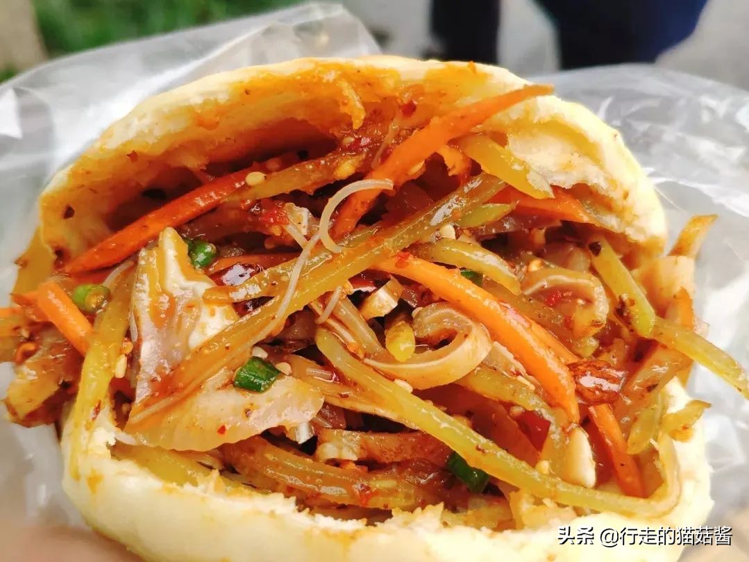 图:三丝锅盔推荐:三丝锅盔,牛肉锅盔,凉粉锅盔,红糖锅盔地址:文殊院店