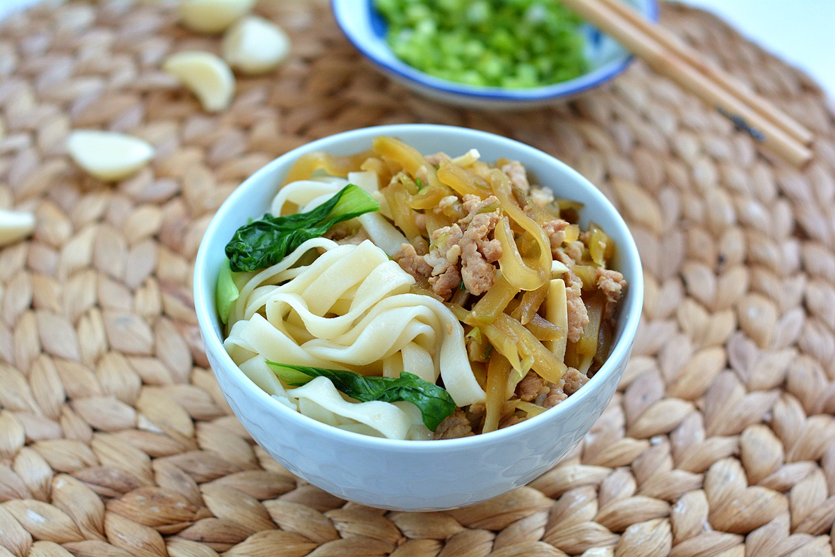 大家常听的是榨菜肉丝面,我之所以没用肉丝,是因为犯懒不想切肉,直接