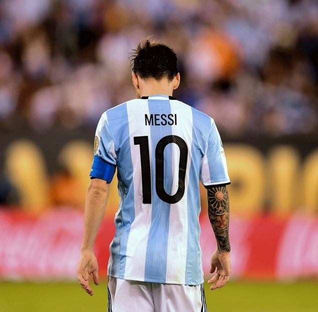 足球传球大师（回顾世界足坛历史十大传球高手：西班牙多达三人，现役仅两人！）