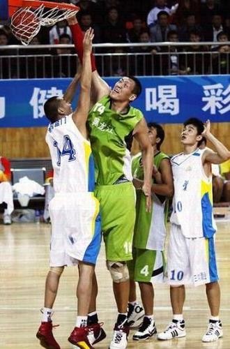 为什么nba喜欢垫脚尖(扣篮就踮踮脚的事，这还用跳？世界上可以做到“站着扣篮”的巨人)