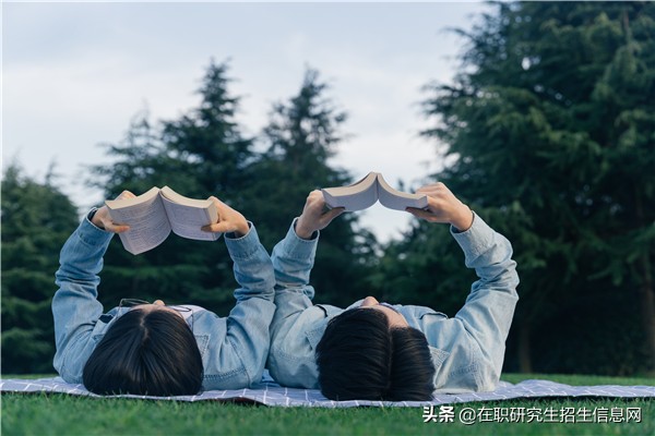 工作人员参加中央财经大学在职研究生课程方便吗？