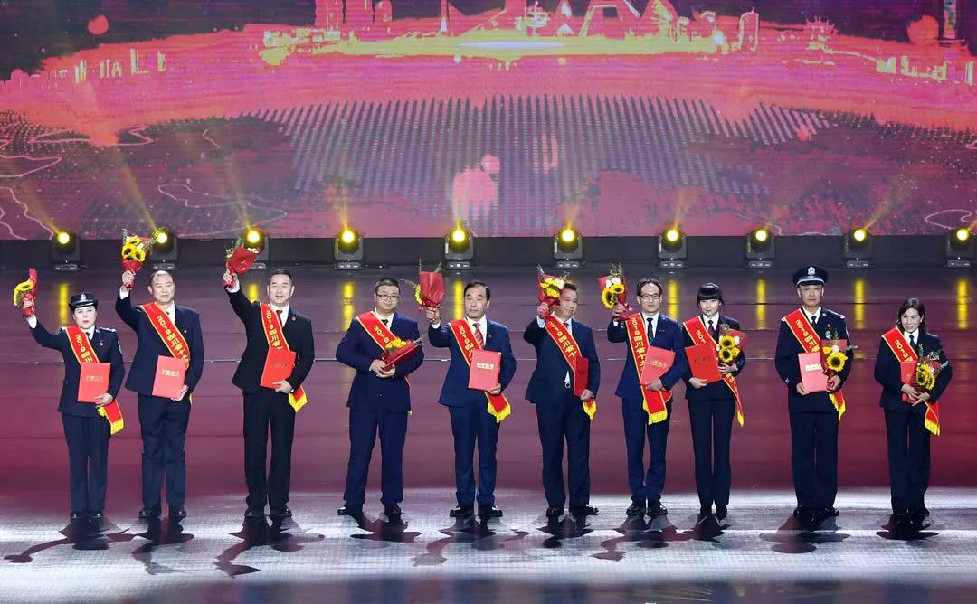 湖北仙桃藏市“A股大掌柜”：58岁接“帅印”，执掌559亿商业帝国