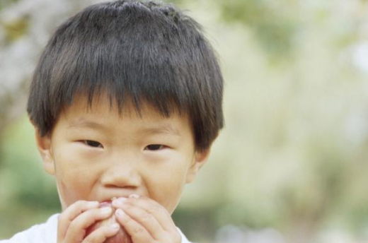 地铁上，男童躺地上一动不动，看到孩子的手，乘客立刻报了警