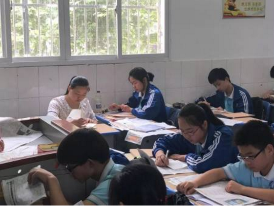 北大韦神“板书”走红，学生看后不舍得擦掉，网友表示看不懂