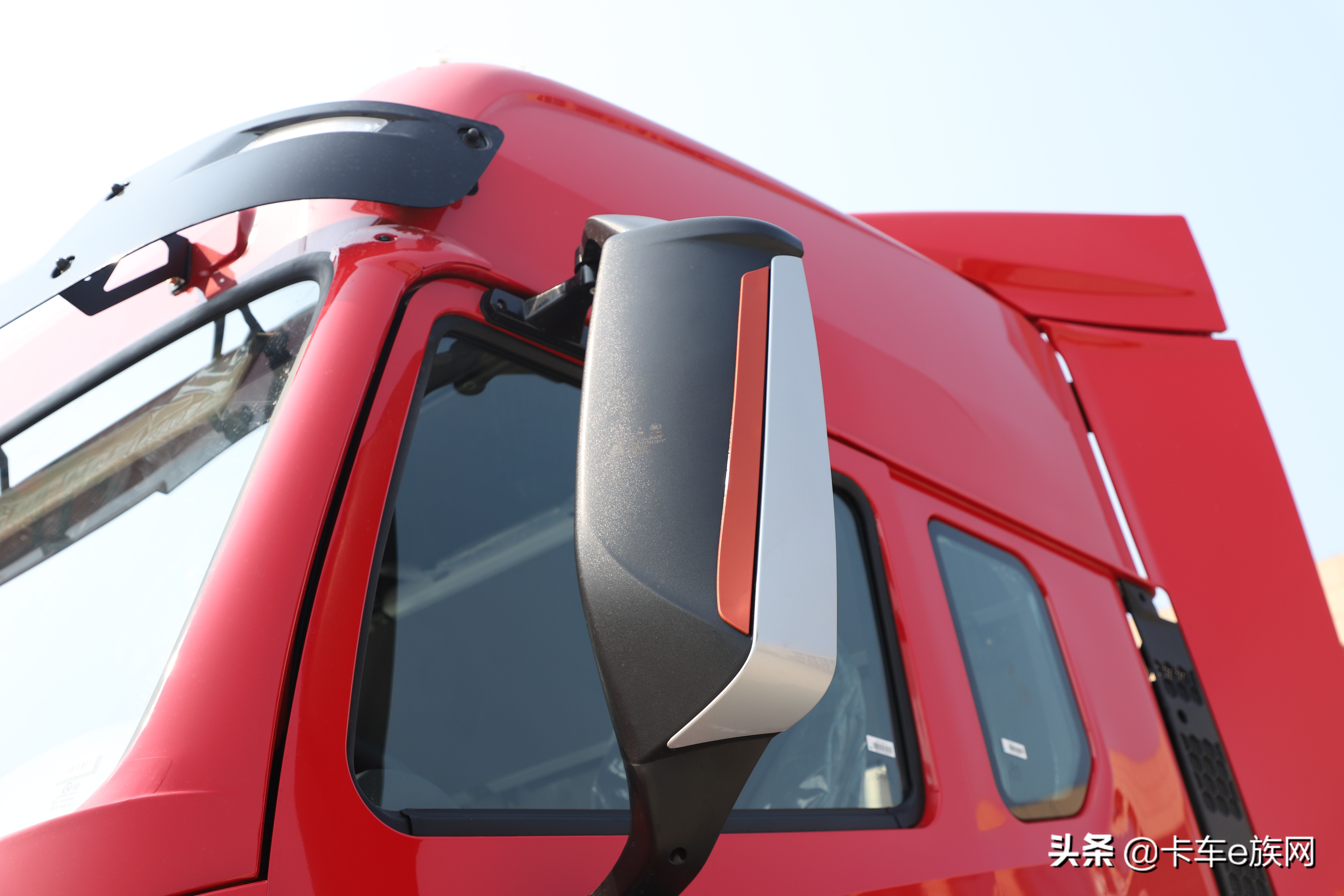国六牵引车一样不烧尿素,中国重汽豪瀚LNG 6×4牵引车深度评测