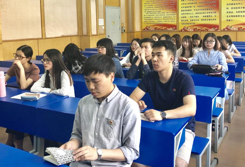 有种读研难叫“考得上念不起”，学费对考生是道坎，只能绕道走