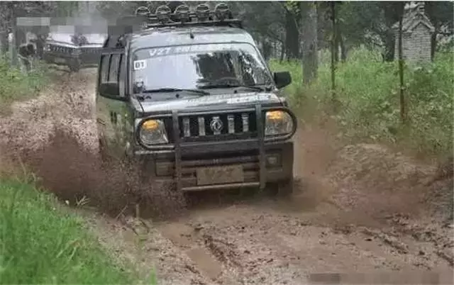 国产四驱面包车，越野能力秒杀SUV，五菱宏光都甘拜下风！