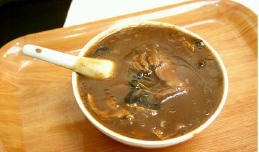 水席由8个冷盘,16道热菜组成,菜式多样,有荤有素,选材多样,口味也是