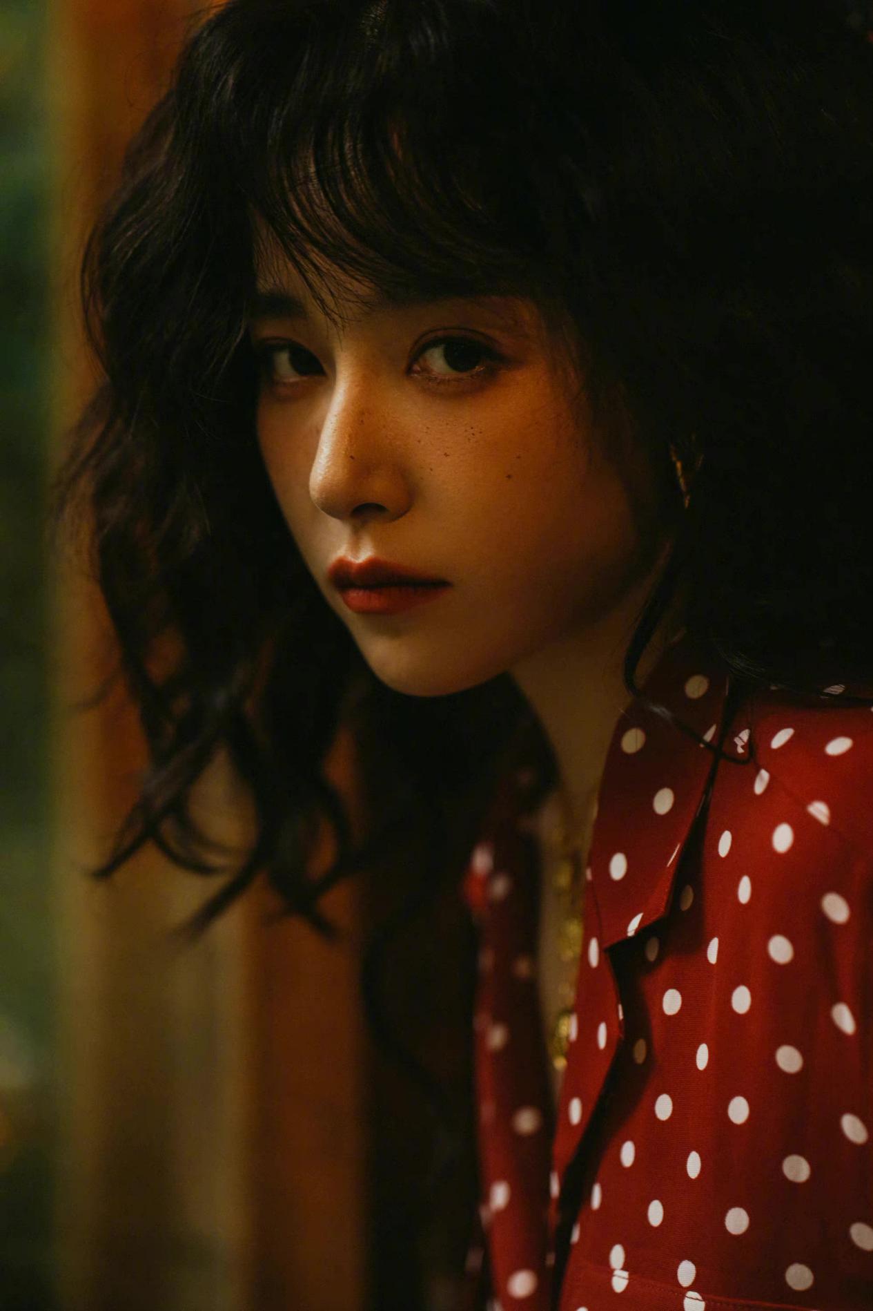 阚清子港风造型真酷,波点衬衫配卷发时髦复古,妈妈辈的审美绝了