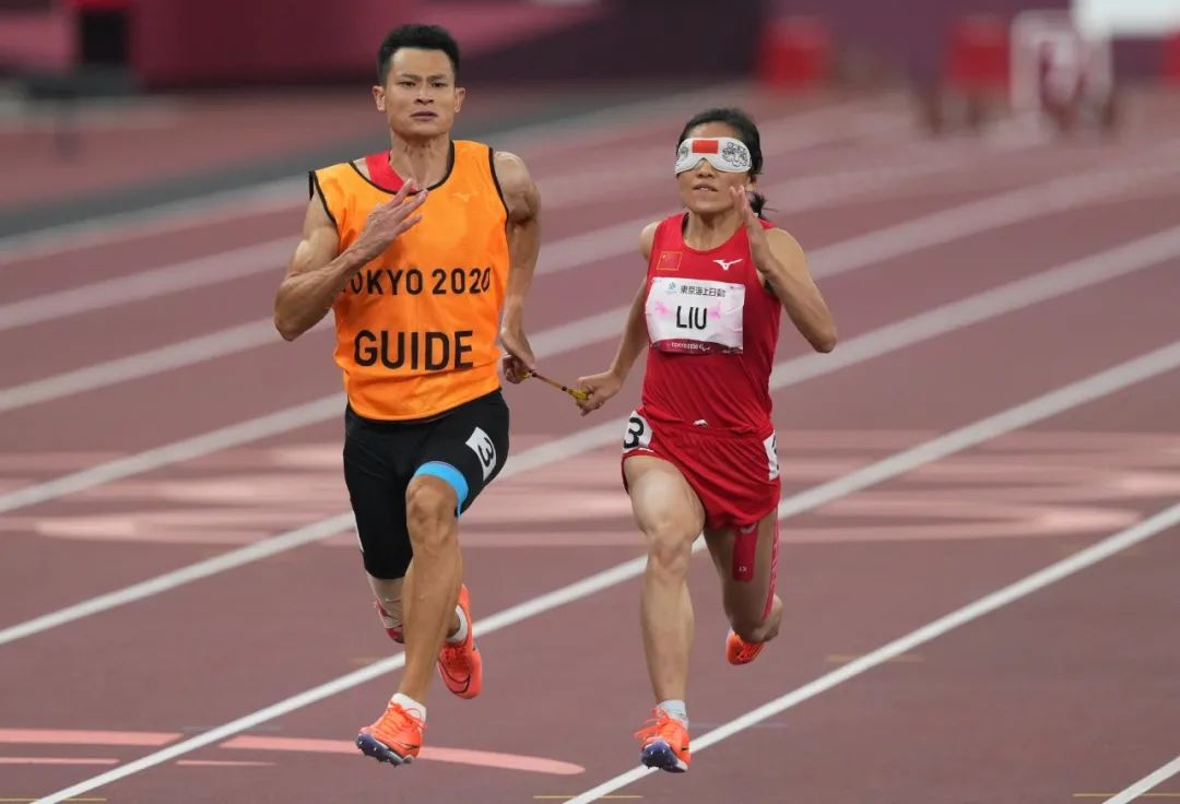 你是我的眼：领跑绳这端是我的梦想，那端是你的军功章